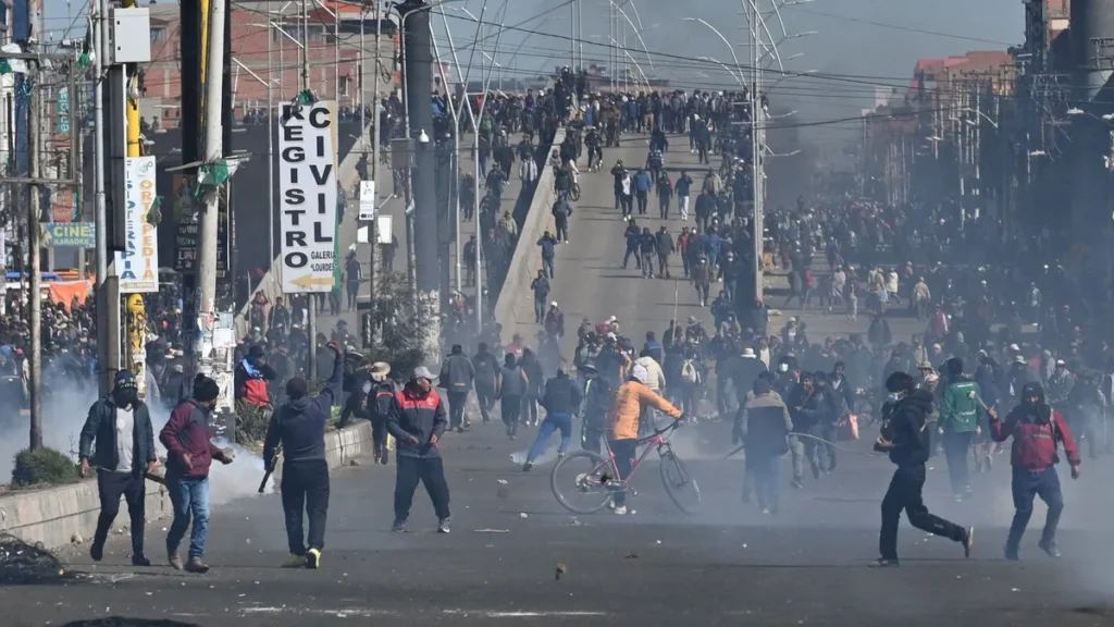 Bolivia en llamas: la marcha de Evo Morales llega a La Paz y Rodrigo Paz convoca al diálogo