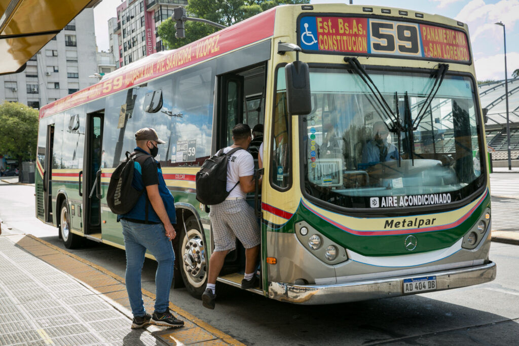 Crisis del transporte público: menos frecuencias, tarifas más caras y una movilidad cada vez más desigual
