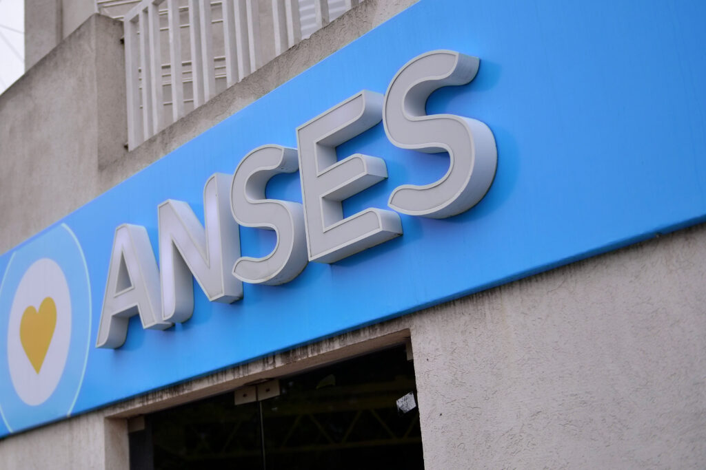 Alivio para los bolsillos: La ANSES confirmó la fecha de cobro del aguinaldo de junio y el monto para la mínima