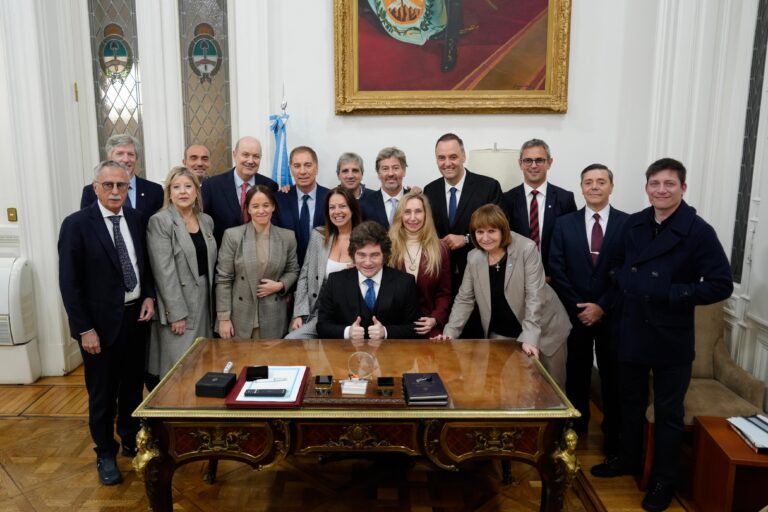 Milei reúne al Gabinete en medio de la crisis por…