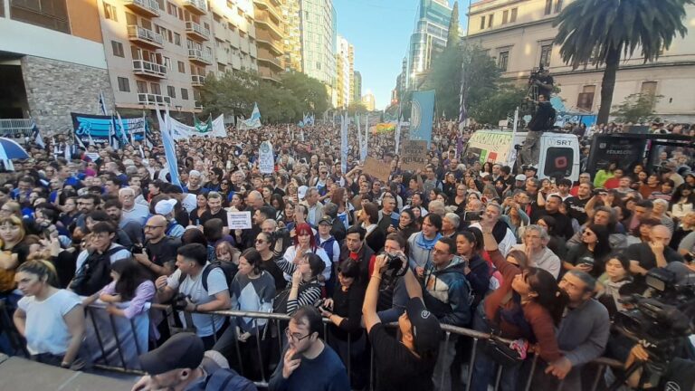 Pese a la multitudinaria marcha universitaria, el…