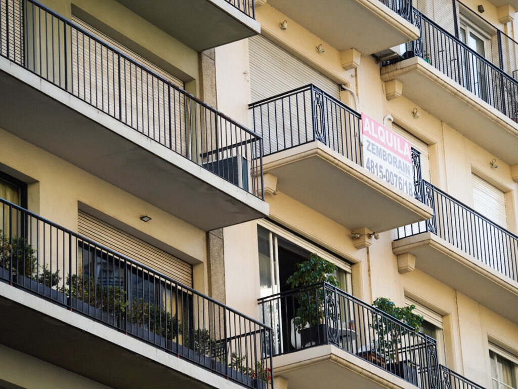 Alquilar un tres ambientes en CABA ya cuesta $1 millón y golpea cada vez más a las familias