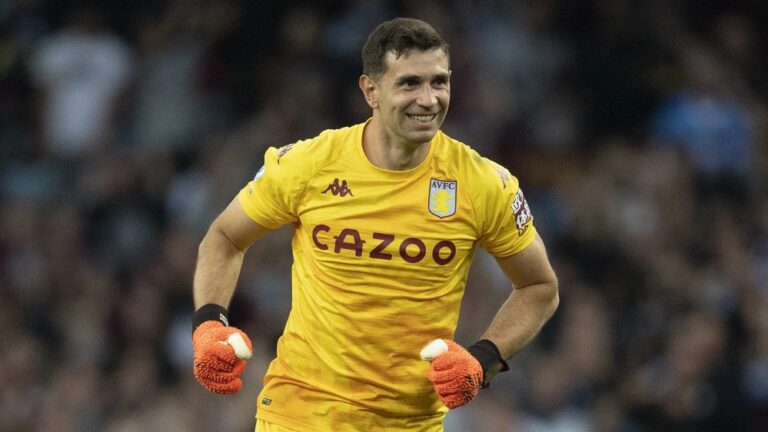 El Aston Villa del Dibu Martínez goleó al…