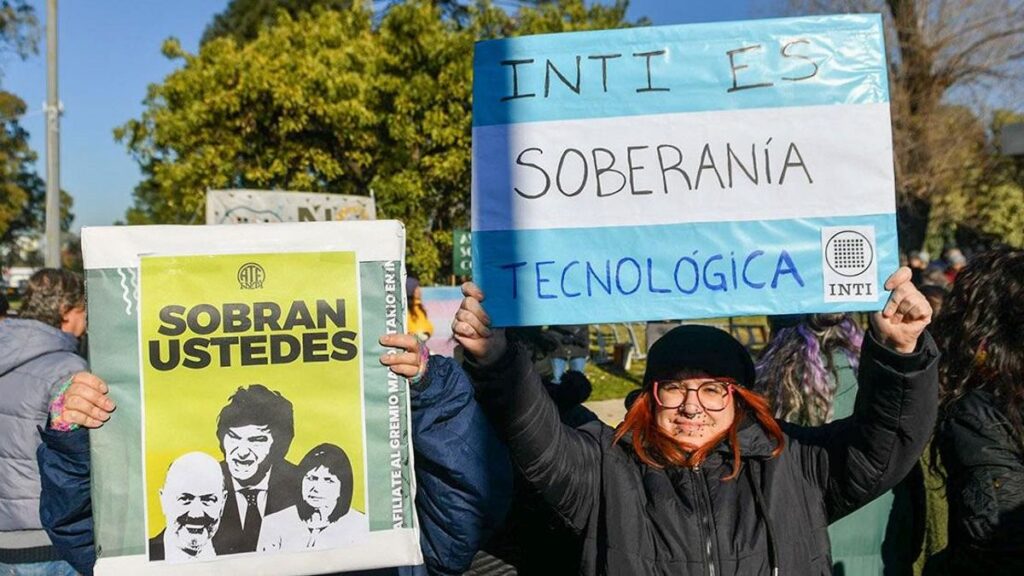 Trabajadores del INTI harán una protesta contra Manuel Adorni por los 700 despidos: “Acá nadie está de Adorni”
