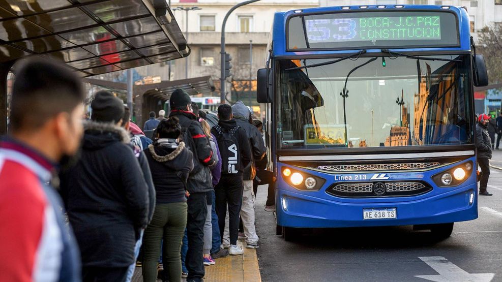 Menos colectivos, menos trenes y boletos más caros.