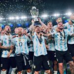 La Selección Argentina ya viaja rumbo al Mundial 2026 para defender la corona obtenida en Qatar