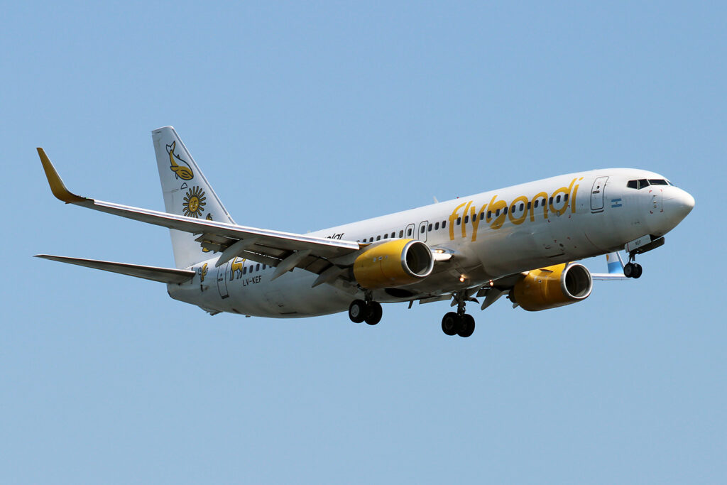 Caos en Flybondi: un solo avión y canceló casi todos sus vuelos