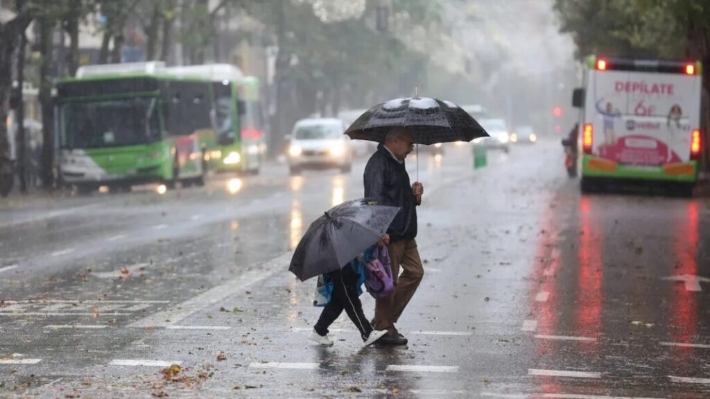 Martes complicado en el AMBA: vuelven las lluvias, baja la temperatura y habrá ráfagas de casi 60 km/h