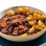 Bueno, bonito y barato: guiso de ternera al vino tinto para hacer rendir la carne
