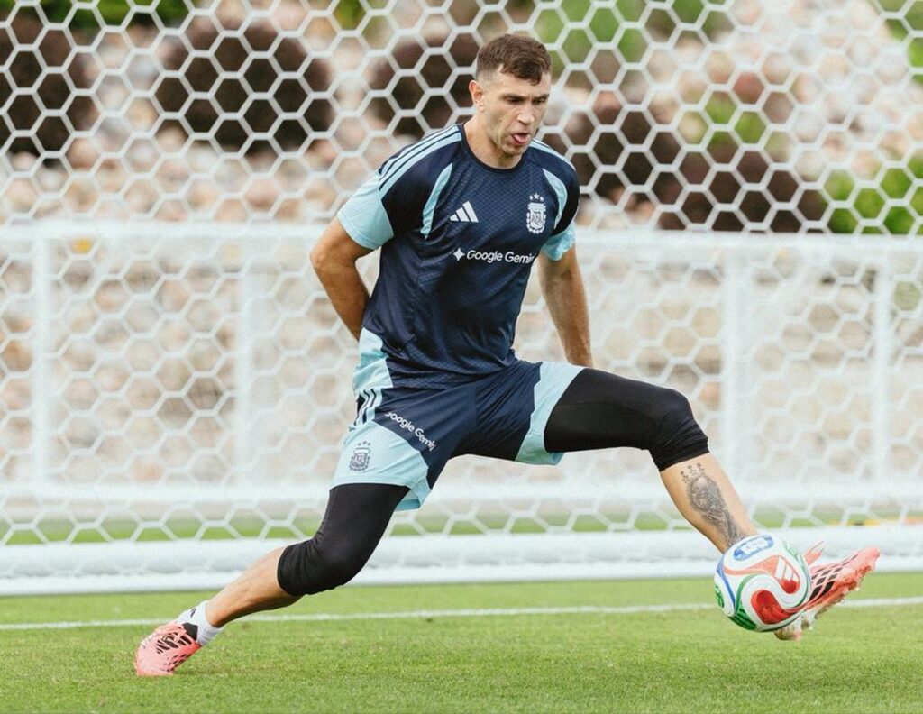 Alivio para todos: el Dibu Martínez volvió a entrenarse con el guante derecho y se prepara para el debut