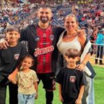 “No sé nada de mi familia. Por favor, oren por ellos y difundan este mensaje por si alguien los vio”: Lucas Trejo busca a su esposa e hijos entre los escombros