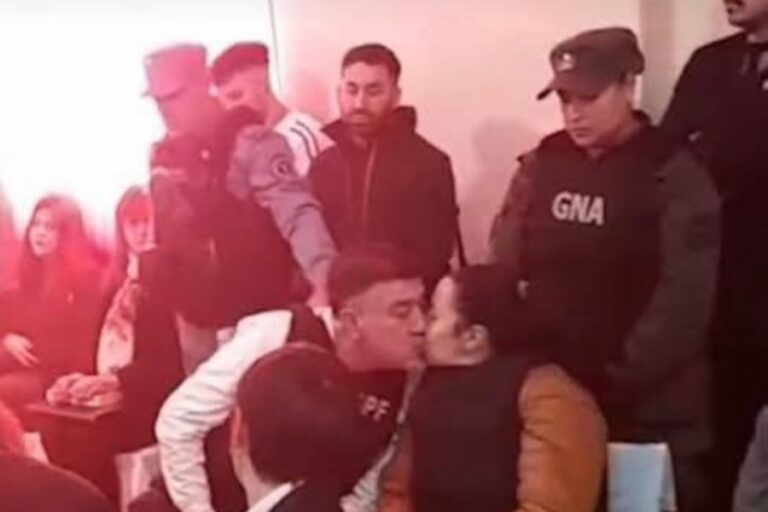 El beso de Pérez y Caillava en el juicio por…