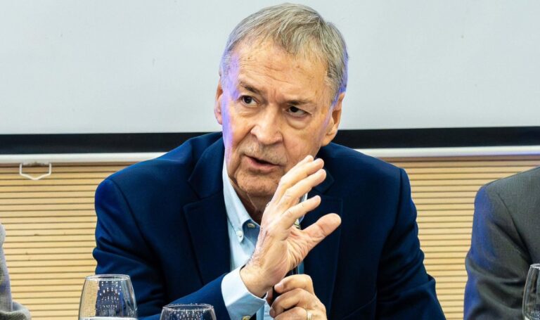 Schiaretti pidió la salida de Adorni: “El…