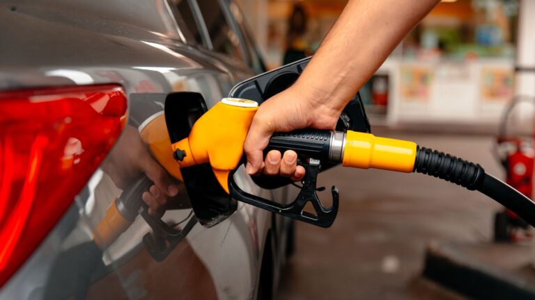 Nafta: llenar el tanque cuesta $39.000 más que…