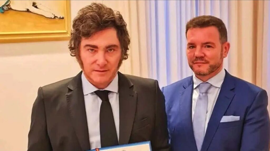 El ex funcionario llegó a España con apoyo de Javier Milei.