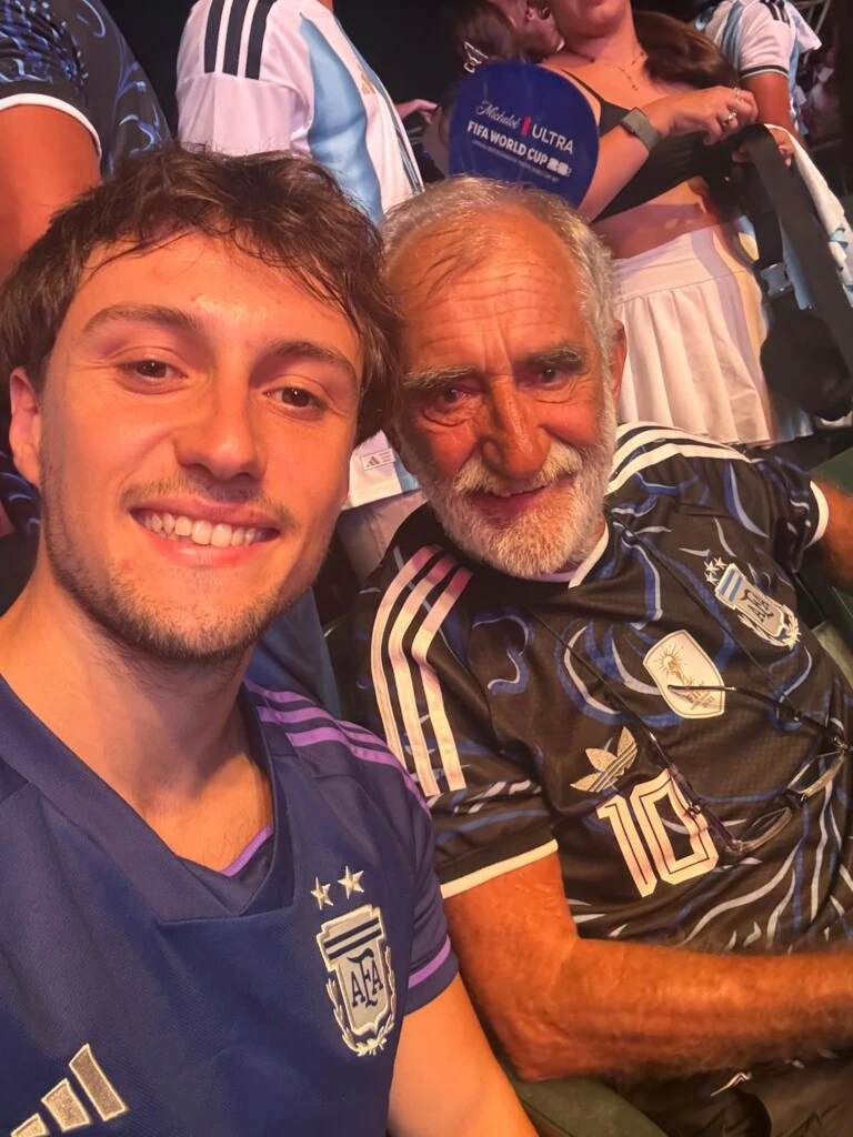 Junto a su padre.