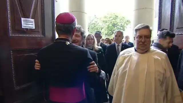 El abrazo de Milei con García Cuerva.