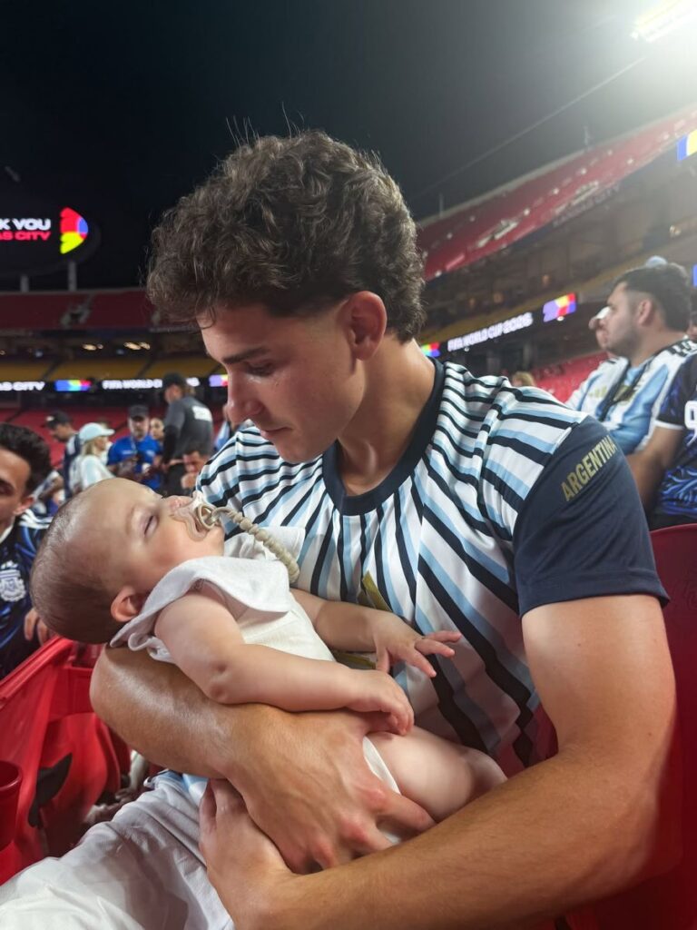 Amadeo dormido en brazos de papá.