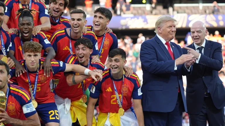 Trump se coló en la foto de España campeón y…