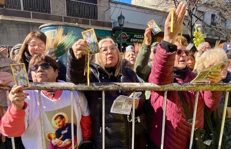 Promesas, oraciones y abrazos se multiplicaron entre quienes esperaron para ingresar al santuario y acercarse a la imagen de San Cayetano.