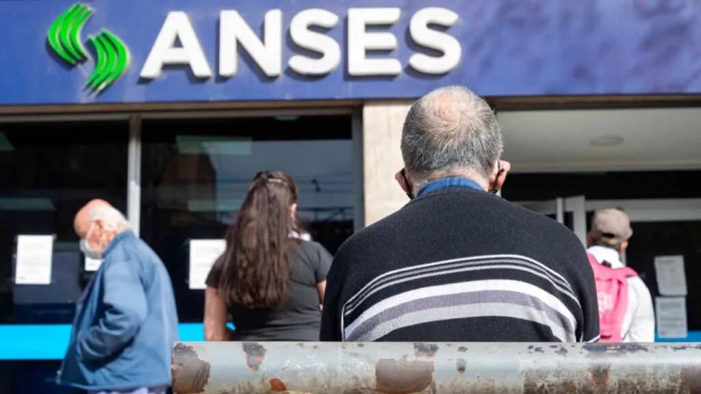Alerta jubilados: el Gobierno definió qué grupo perderá el pago extra este mes