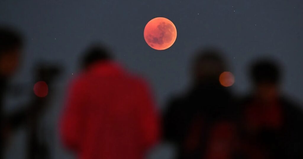El cielo se tiñe de rojo: cuándo y dónde ver el eclipse lunar casi total en Argentina