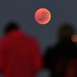 El cielo se tiñe de rojo: cuándo y dónde ver el eclipse lunar casi total en Argentina