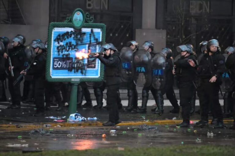 Represión frente al Congreso: la Policía dispara…