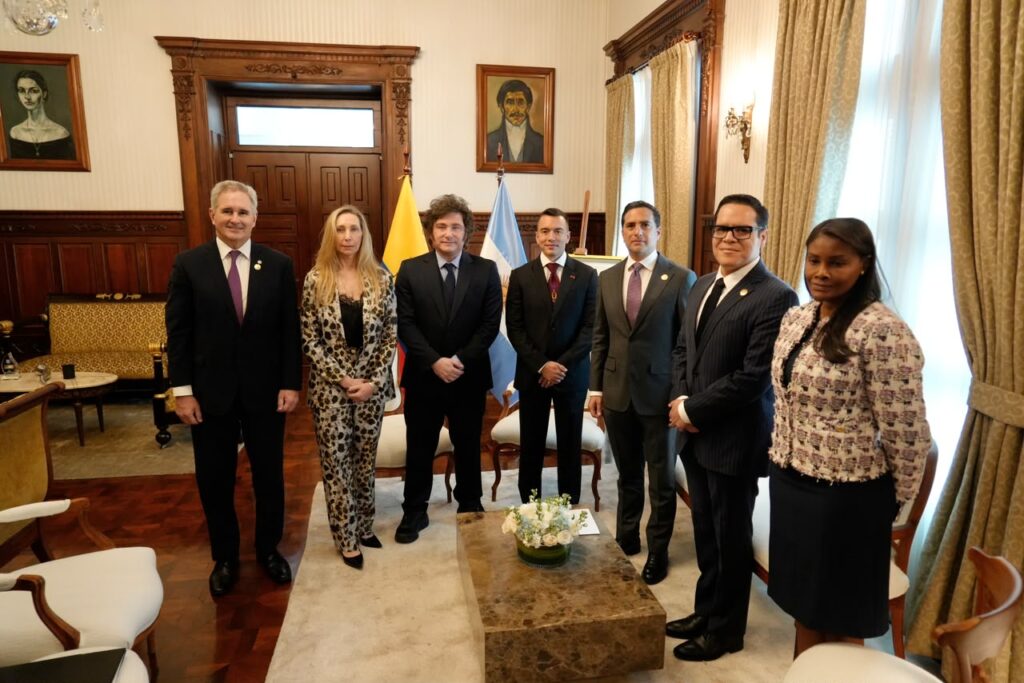 Milei y Noboa junto a las delegaciones de Argentina y Ecuador en el Palacio de Carondelet.