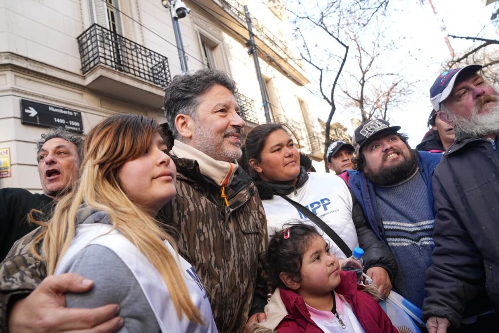 Gustavo Menéndez marchó hasta la casa de Cristina Kirchner y pidió que vuelva a ser candidata: “Firmo con las dos manos”
