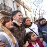 Gustavo Menéndez marchó hasta la casa de Cristina Kirchner y pidió que vuelva a ser candidata: “Firmo con las dos manos”