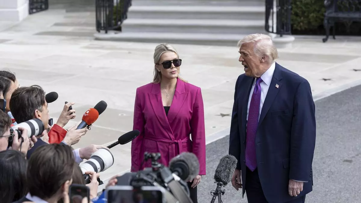 Donald Trump habla con los periodistas junto a la secretaria de prensa de la Casa Blanca, Karoline Leavitt.