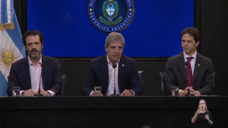 Caputo anunció $2 billones del FGS de ANSES para…