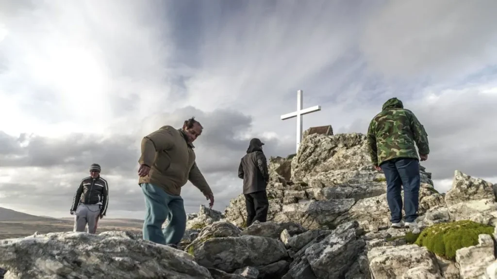 Ocho veteranos volvieron a Malvinas 42 años después: la premiada película argentina que llegó al streaming