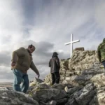 Ocho veteranos volvieron a Malvinas 42 años después: la premiada película argentina que llegó al streaming