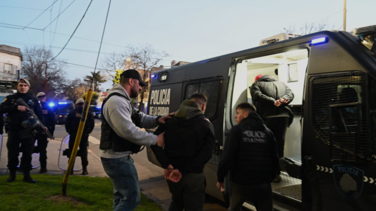 Balazos, peleas y detenciones: la dura sanción a…