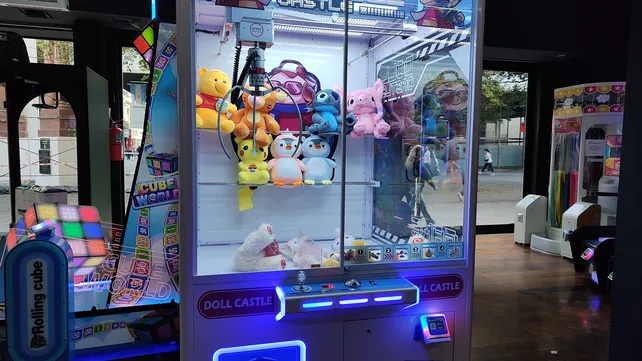 ¿Estafa o juego de azar? El polémico secreto detrás de las máquinas sacapeluches