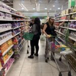Gobierno de Javier Milei: la confianza del consumidor subió 2,4% según UTDT pero la compra de durables se desplomó