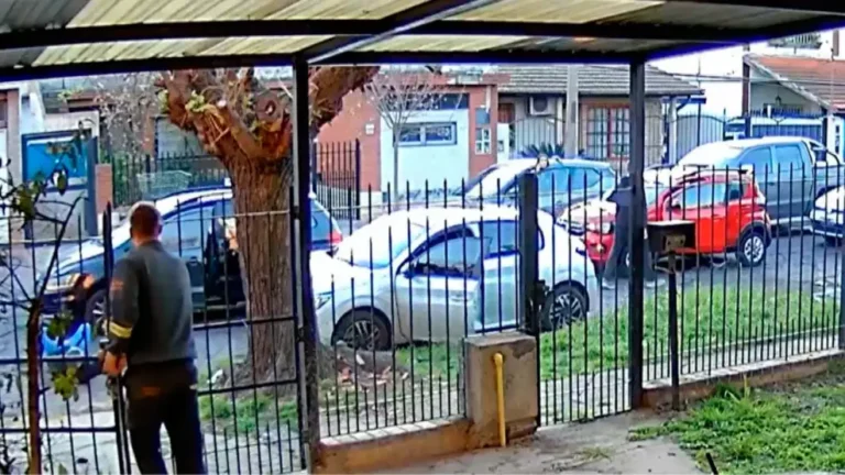 Balean a un policía retirado frente a una escuela…