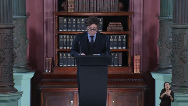 Día del Maestro: Javier Milei encabezó el acto en…