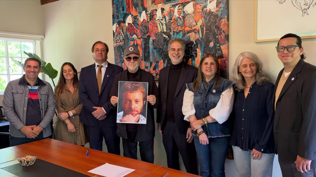 La UNO distinguió a León Gieco con el Doctorado Honoris Causa en un acto cargado de emoción y música