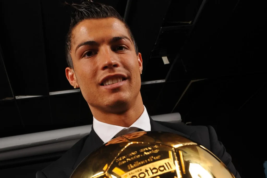 Cristiano Ronaldo le ganó una batalla a Messi: su Balón de Oro de 2008 fue elegido como el mejor de la historia