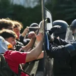Protestas estudiantiles en Francia escalan y obligan al Gobierno a cerrar 400 centros