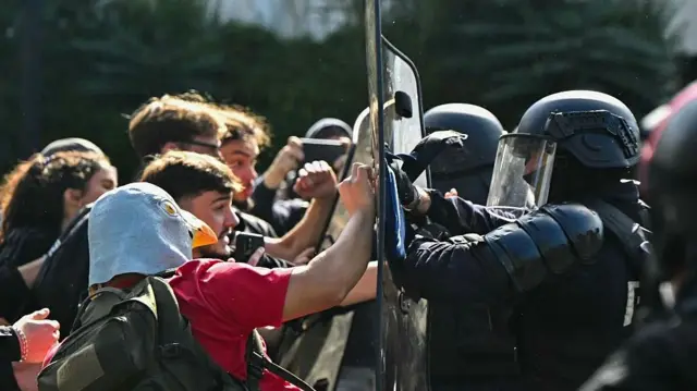 Protestas estudiantiles en Francia escalan y obligan al Gobierno a cerrar 400 centros