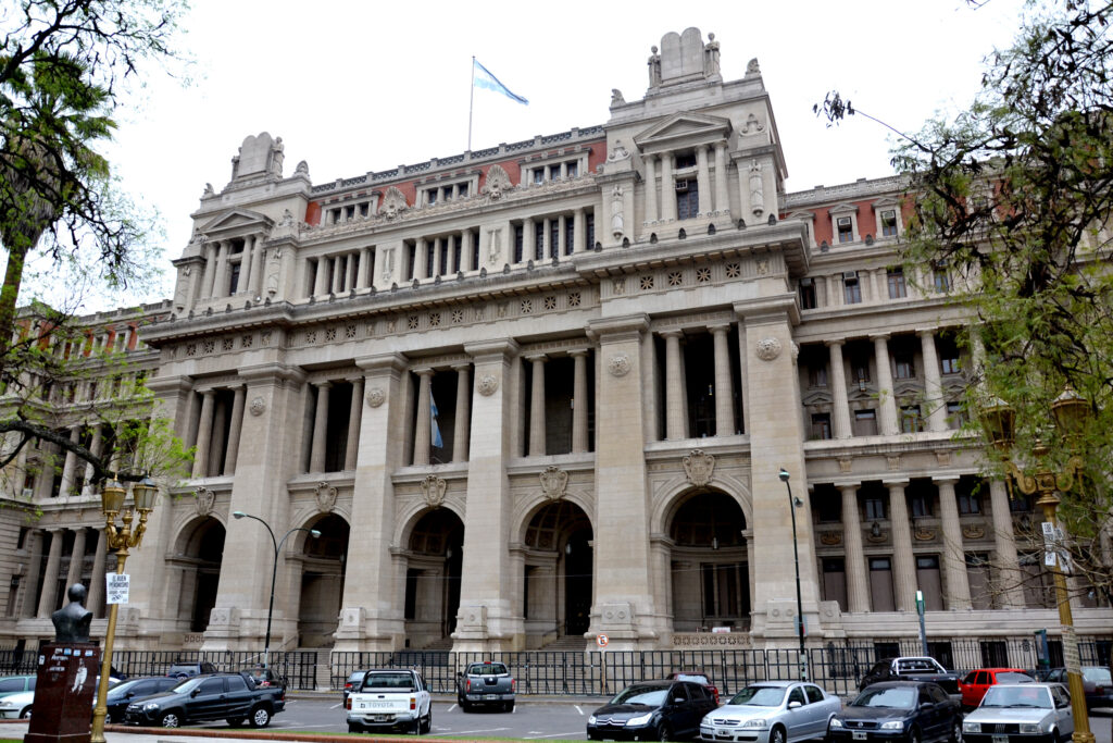 DNU 70/23 y Ley de Tierras: la Corte Suprema convoca a conjueces por la compra de campos a extranjeros