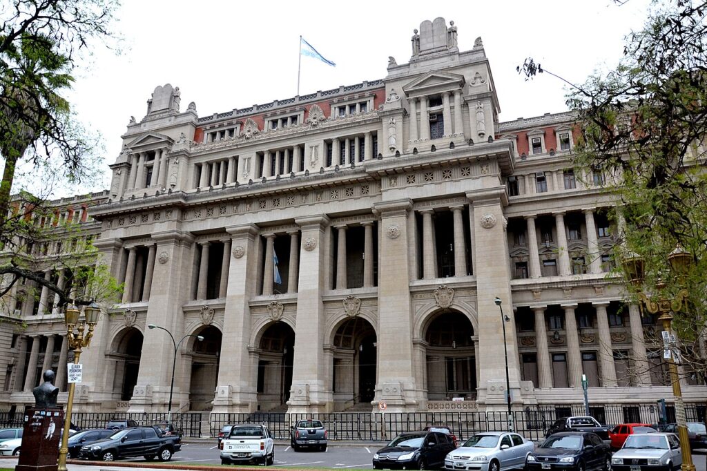 La Corte Suprema sesiona este viernes de urgencia para definir si restituye la Ley de Tierras que derogó Milei