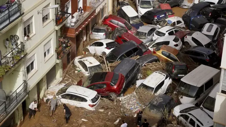 España enfrenta inundaciones devastadoras con…