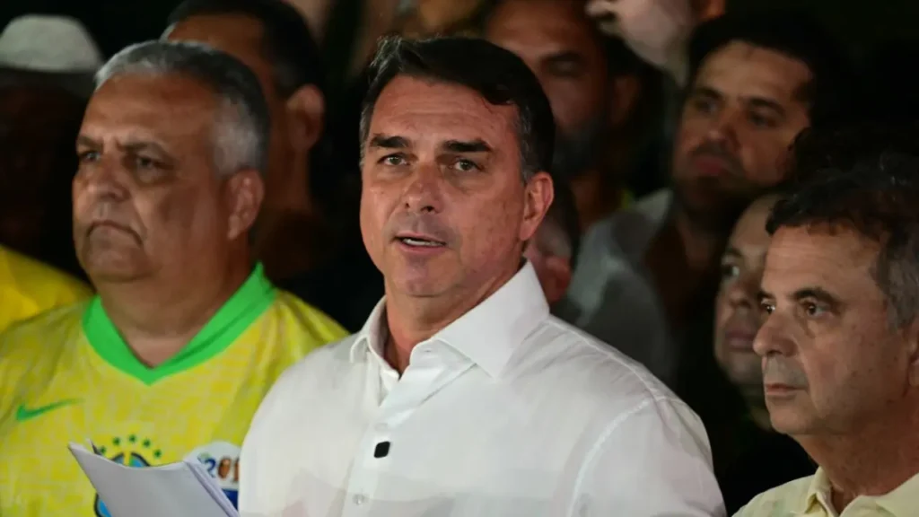 Caso judicial: Flávio Bolsonaro evadió a Alexandre de Moraes y huyó en avión privado