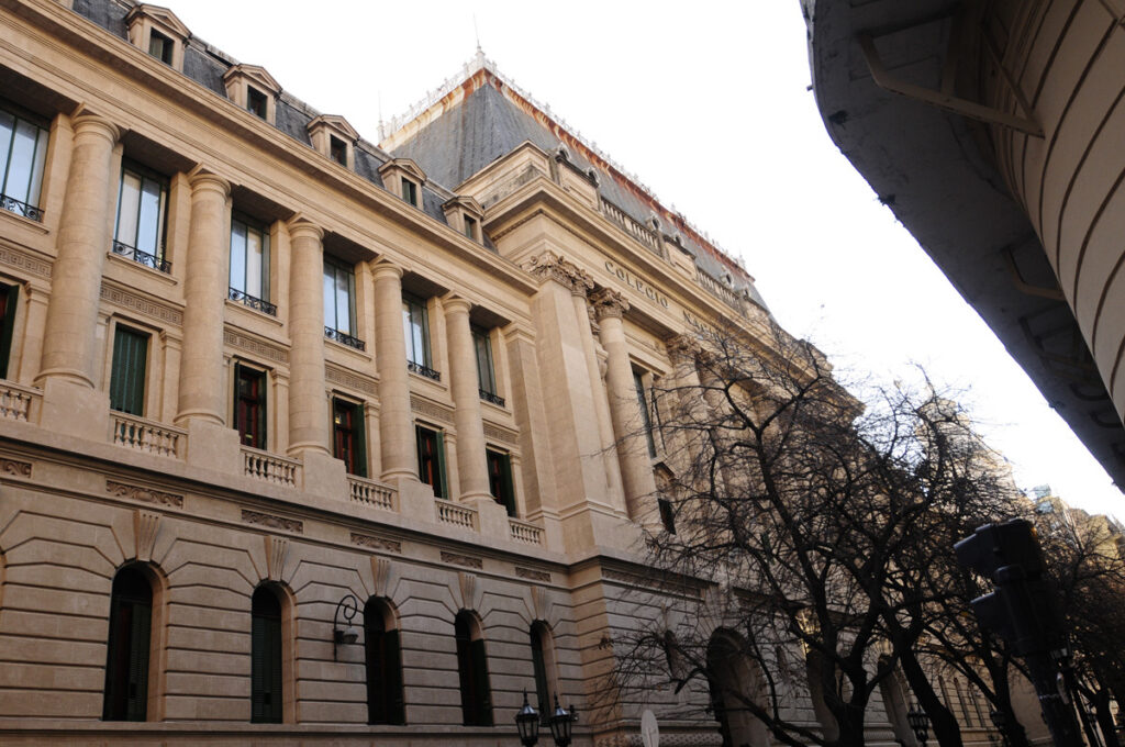 El Nacional Buenos Aires restringe los celulares y fija excepciones para su uso en clase