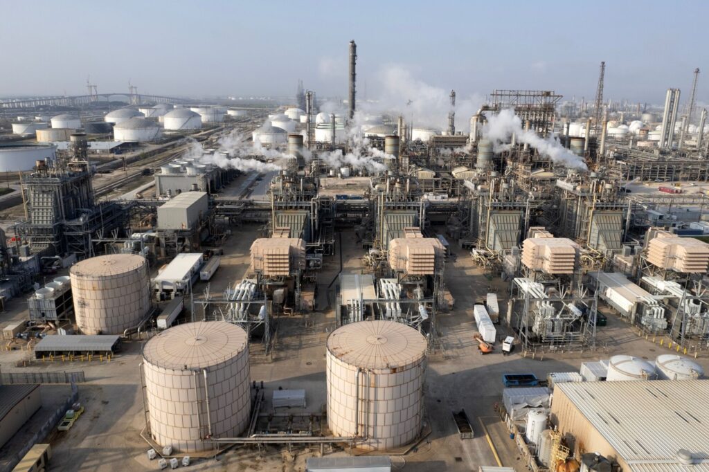 El petróleo se dispara por la tensión en Medio Oriente y presiona a los mercados